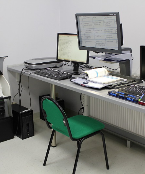 stanowisko dla osób słabowidzących w bibliotece GSW Milenium